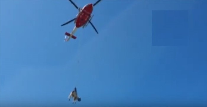بالفيديو.. هليكوبتر تنقذ بقرة سقطت بمنحدر ساحلي في إيطاليا