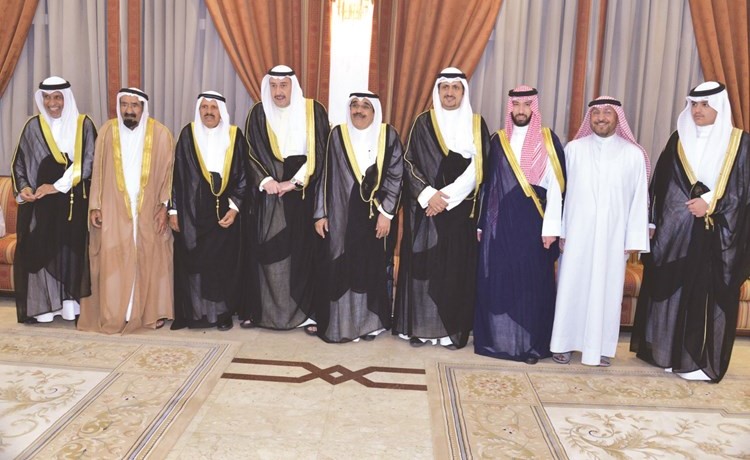 الشيخ دعيج الخليفة والشيخ فيصل المالك يهنئان الشيخ فيصل الحمود	(أحمد علي)﻿