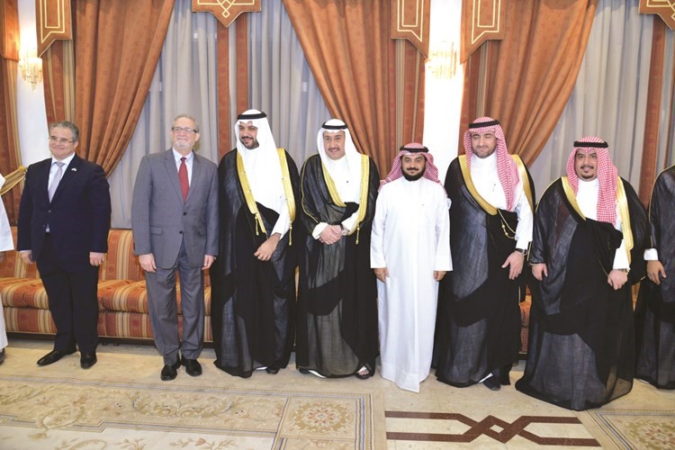 د. محمد الحويلة والشيخ مبارك العبدالله والشيخ مالك الحمود والشيخ مبارك صباح الصباح والسفير الأميركي لورانس سيلفرمان يباركون﻿
