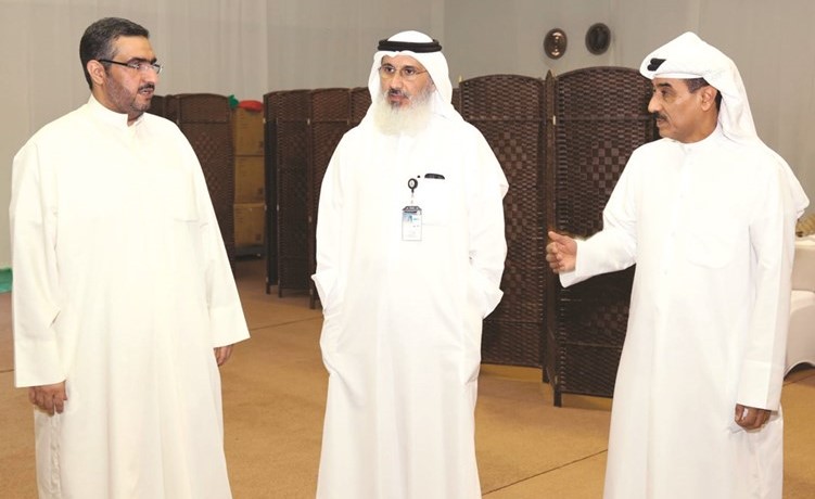 وليد البدر وعبدالعزيز الدعيج في لقطة خلال تفقد خيمة إفطار الصائم﻿
