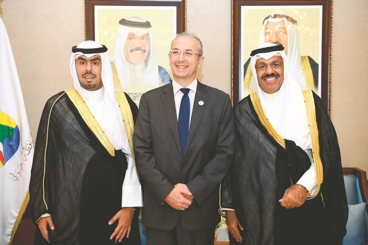  السفير البريطاني مهنئا﻿
