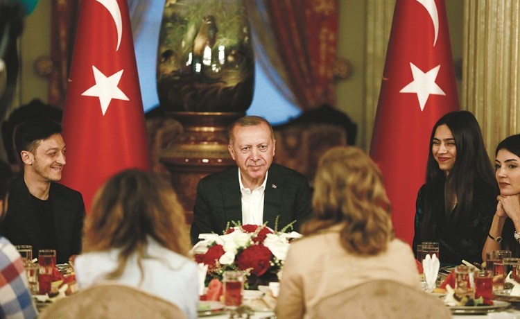 أوزيل يحضر إفطار أردوغان