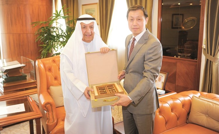 علي الغانم مكرما السفير الصيني﻿