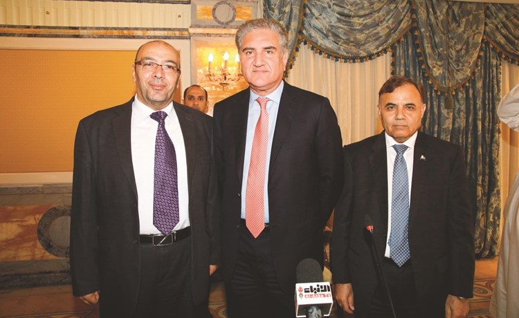 وزير الخارجية الباكستاني شاه محمود قريشي والسفير الباكستاني غلام دستجير مع الزميل أسامة دياب(زين علام)﻿