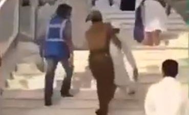 بالفيديو.. في لفتة إنسانية..رجل أمن يحمل مسناً معاقاً لمساعدته على صعود الدرج بالمسجد الحرام