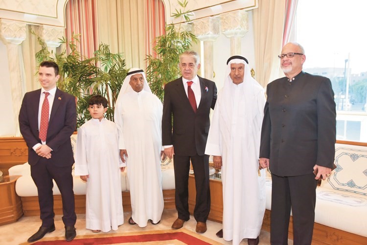 السفير الكوبي فيرناندو مازا وفهد الميلم وإبراهيم الميلم وعدد من الحضور ﻿