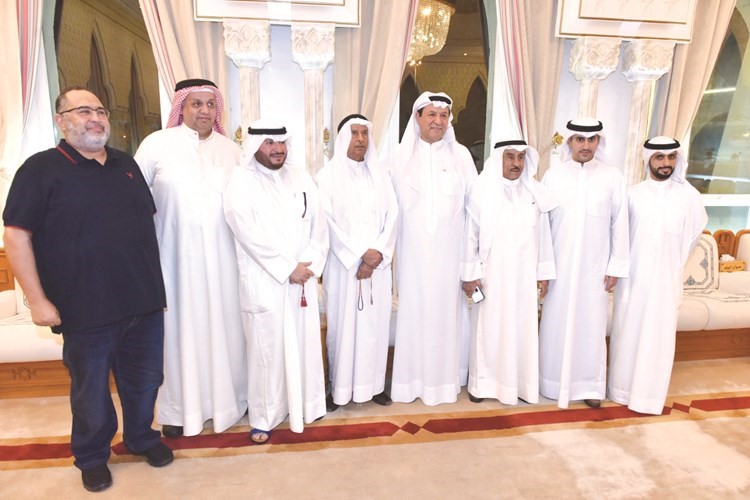 فهد الميلم ويوسف الميلم وعدد من الحضور في لقطة تذكارية﻿