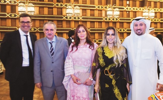 السفير الأسترالي جوناثان غيلبرت مع عدد من الحضور خلال الغبقة	(محمد هنداوي) ﻿