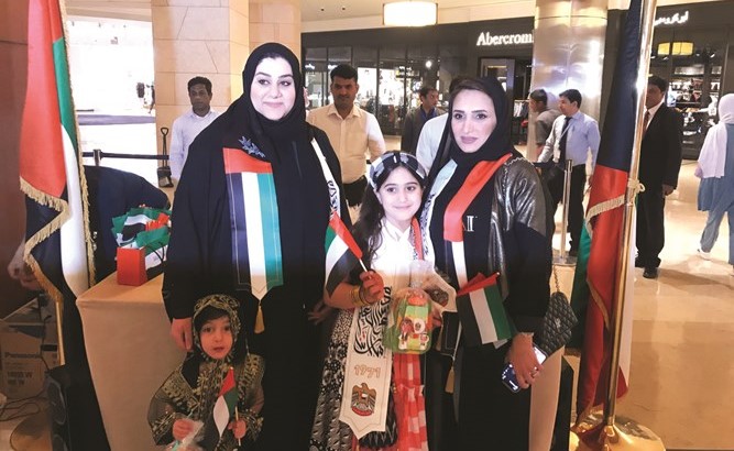نجوى المرزوقي وبدور بن عدي والطفلتان غلا الكندري وشهد العيسى﻿