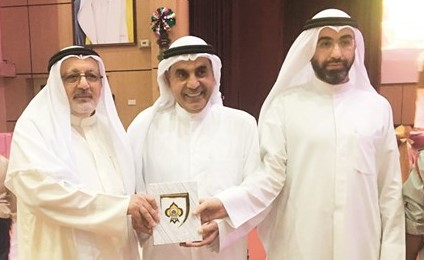 د.عبدالله الطريجي مكرما أحمد المغربي ﻿