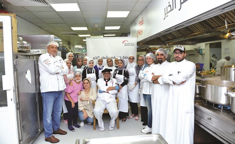 لقطة تذكارية للمتطوعين والمتطوعات خلال المبادرة﻿
