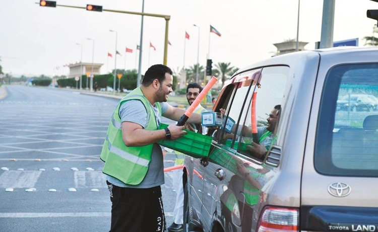 توزيع وجبات إفطار الصائم على سائقي المركبات﻿