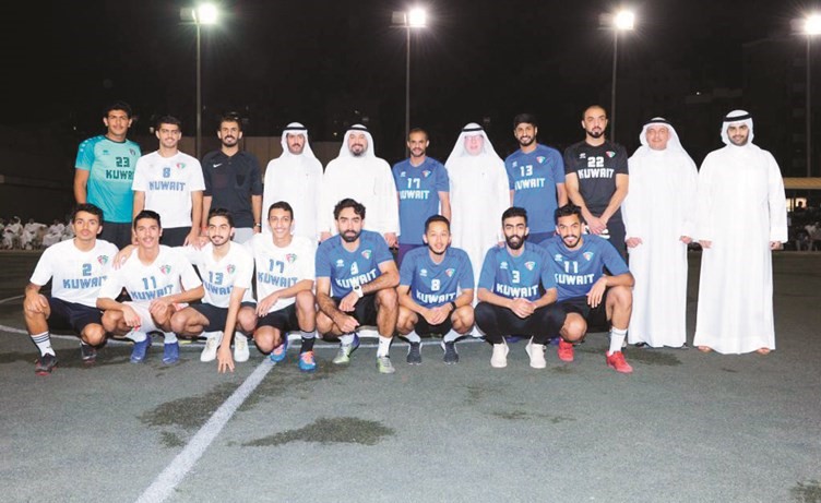 الفهد والسبيعي يتوسطان لاعبي منتخبينا الأول والأولمبي قبل المباراة الاستعراضية ﻿