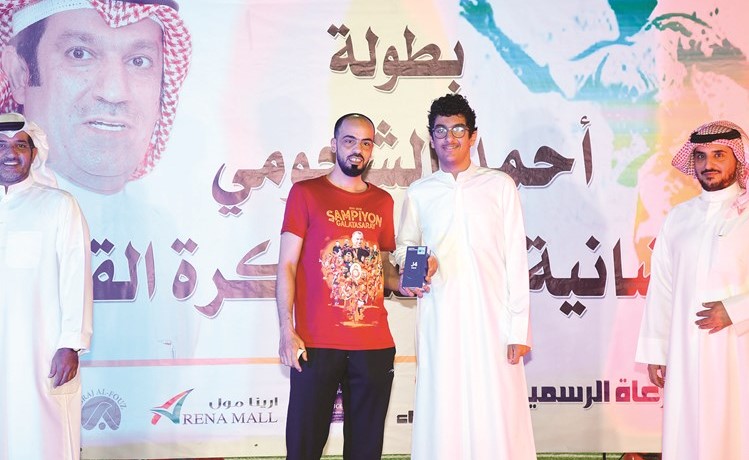 خليفة احمد الشحومي وتوزيع الجوائر على الحضور﻿