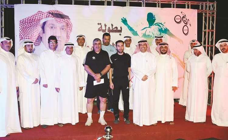 احمد الشحومي مكرما الحكام المشاركين في الدورة﻿