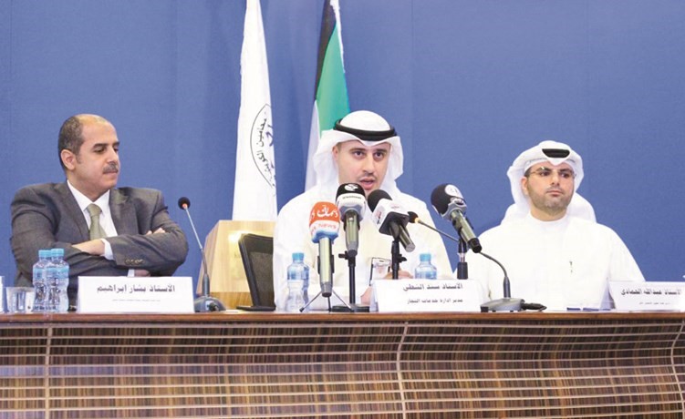 سند الشطي متحدثا خلال المحاضرة﻿