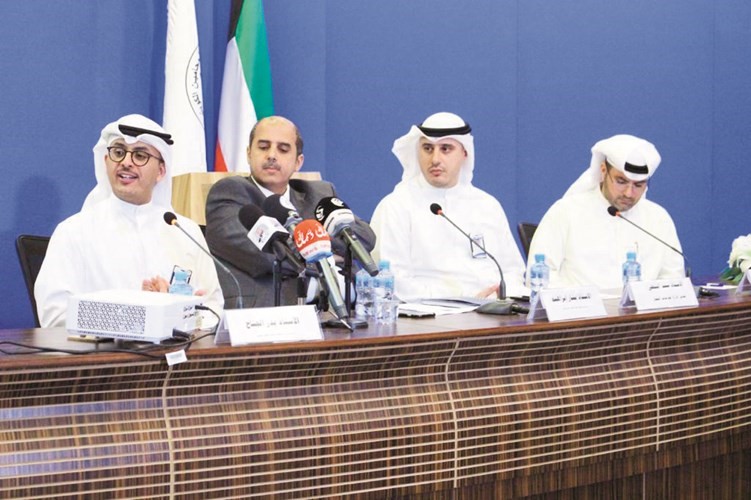 سند الشطي وبدر الجناح وبشار إبراهيم أثناء إلقاء المحاضرة﻿