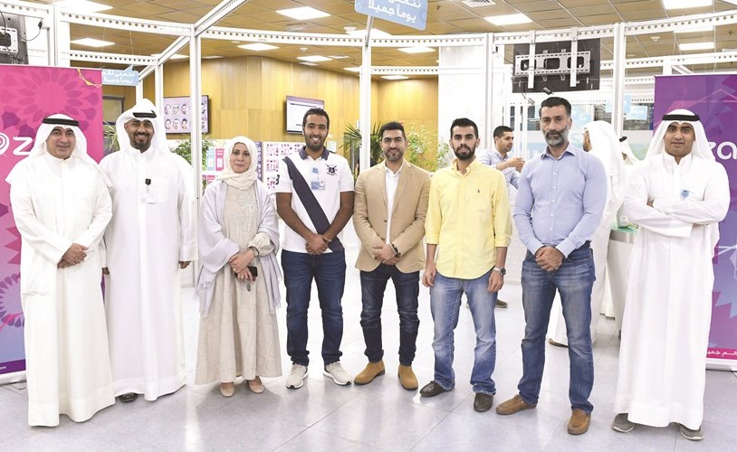 إيمان الروضان تتوسط مسؤولي قطاع رعاية العملاء ﻿