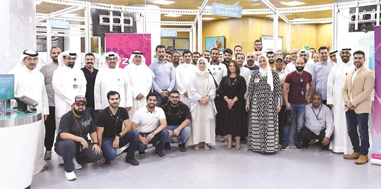 إيمان الروضان تتوسط الإدارة التنفيذية وموظفي مركز الاتصال ﻿