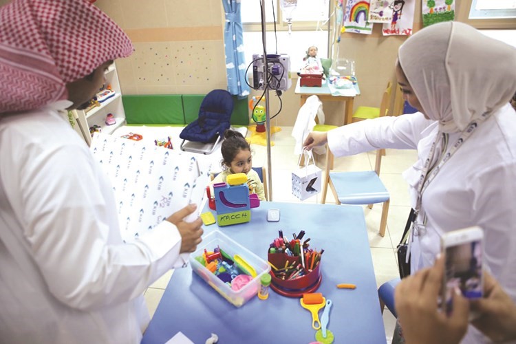 «KIB» يحتفل بالقرقيعان مع الأطفال في مستشفى الأميري