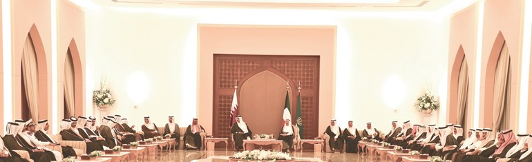 صاحب السمو الأمير الشيخ صباح الأحمد مستقبلا أمير قطر صاحب السمو الشيخ تميم بن حمد والوفد المرافق لسموه بحضور سمو ولي العهد الشيخ نواف الأحمد ورئيس مجلس الأمة وكبار الشيوخ والوزراء ﻿