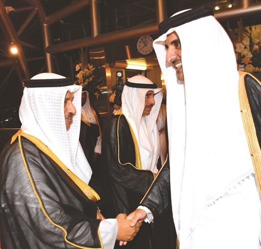 أمير قطر مصافحا سمو رئيس الوزراء الشيخ جابر المبارك ﻿