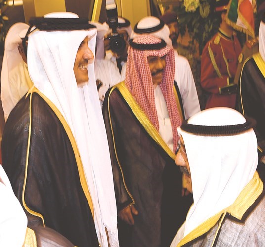 الشيخ ناصر صباح الأحمد مصافحا أمير قطر ﻿