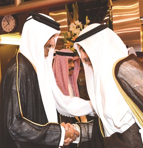 الشيخ محمد العبدالله يصافح أمير قطر ﻿