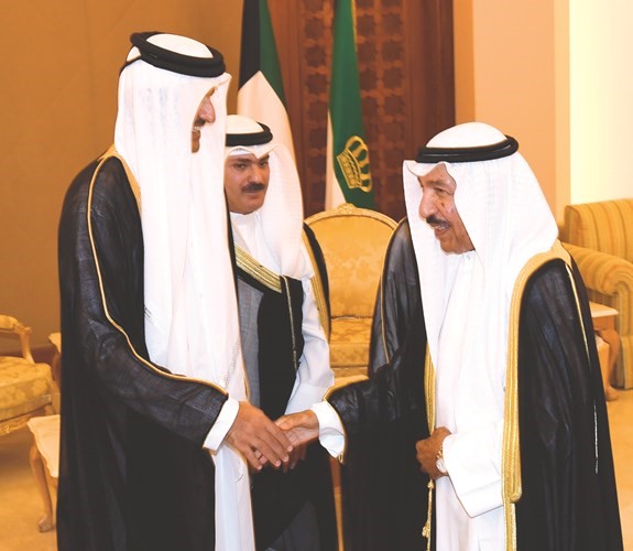 أمير قطر مصافحا الشيخ جابر العبدالله ﻿