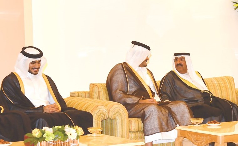 الشيخ مشعل الأحمد وحديث مع أحد اعضاء الوفد القطري ﻿