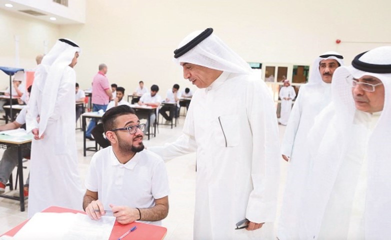 د. حامد العازمي يطمئن من أحد الطلاب على وضوح أسئلة الاختبارات ويبدو فيصل المقصيد﻿