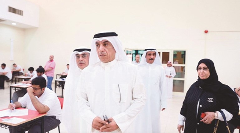 الوزير د.حامد العازمي خلال الجولة وبرفقته فيصل المقصيد وبدرية الخالدي﻿