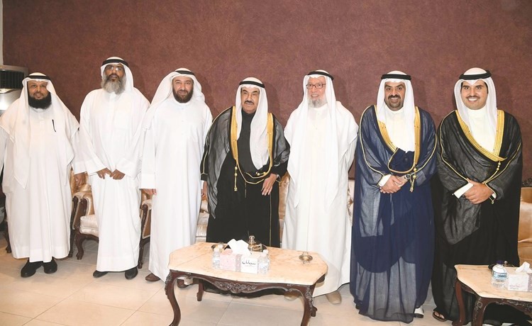 سمو الشيخ ناصر المحمد والشيخ خالد البدر والشيخ صباح الناصر وأحمد باقر ود. علي العمير وأحمد الدعيج وحمود الحمدان﻿