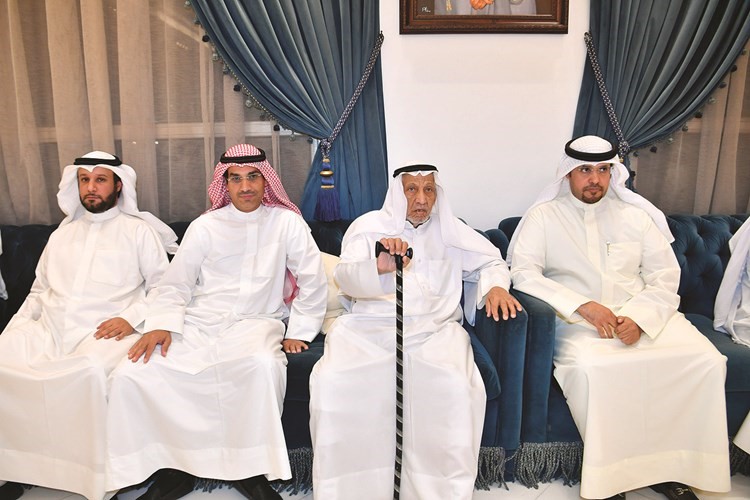 الجمهور متوسطا المدعوين﻿