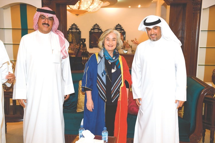 السفيرة الفرنسية تبارك للطبطبائي﻿