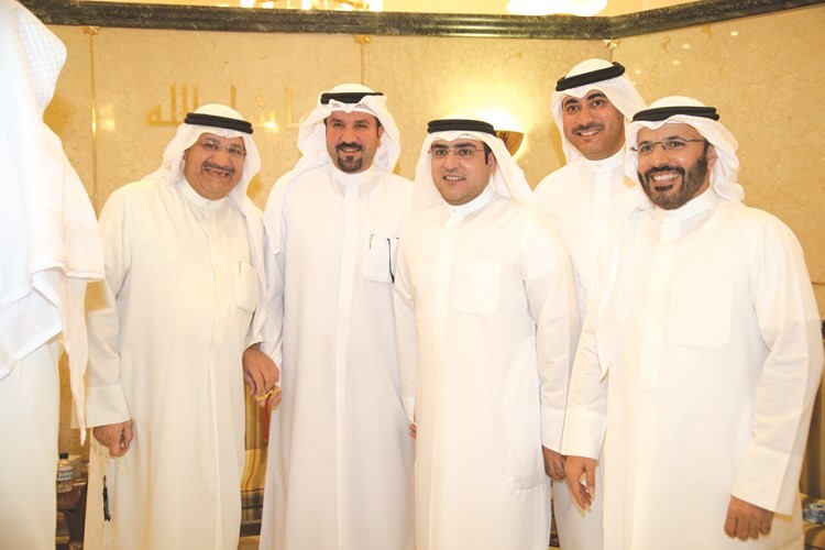 د. عبدالكريم الكندري متوسطا بعض المهنئين﻿