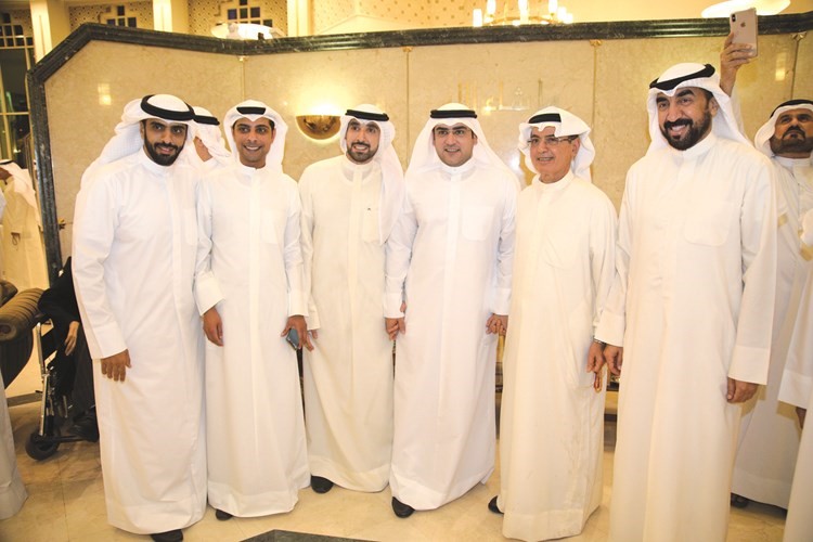 الكندري مع بعض المباركين﻿