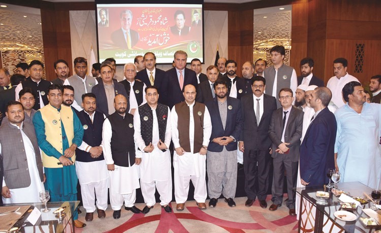 وزير خارجية باكستان والسفير الباكستاني مع عدد من أبناء الجالية ﻿
