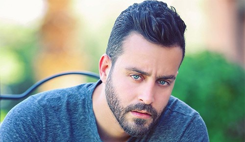بالفيديو .. سعد رمضان يؤدّي الآذان بصوته