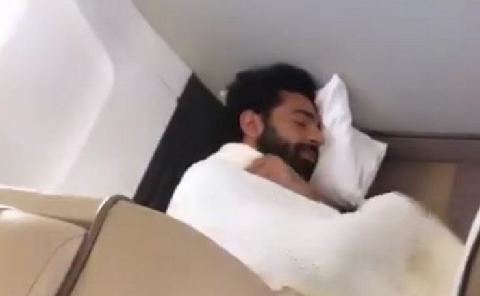 بالفيديو.. محمد صلاح ينام في أرضية الطائرة وسط سخرية زملائه