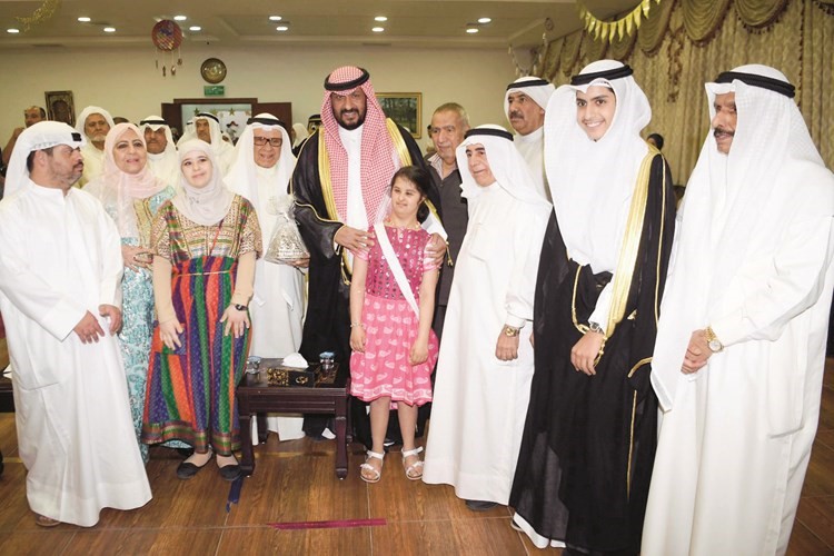 الشيخ طلال الخالد ود.عبدالرحمن العوضي وفهد المعجل مع الأطفال والمشاركين ﻿