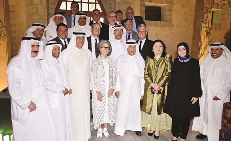 الشيخة حصة الصباح وم. علي اليوحة ود. عيسى الأنصاري وكامل العبد الجليل وعدد من السفراء والمشاركين في الحفل	(محمد هنداوي)﻿