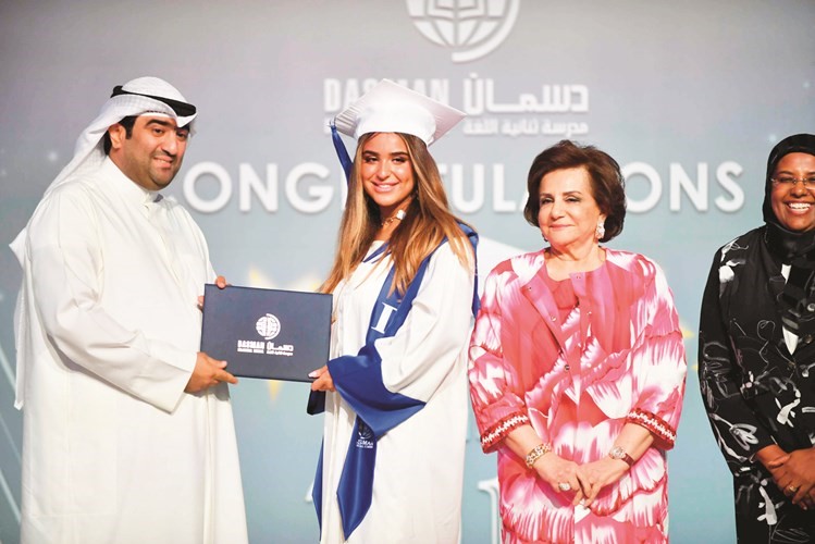 الطالبة فرح الموعد تتسلم شهادتها من الوزير الروضان ﻿