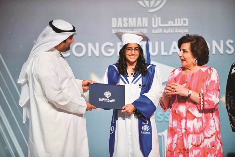الروضان يسلم الطالبة سعاد العدساني شهادتها﻿