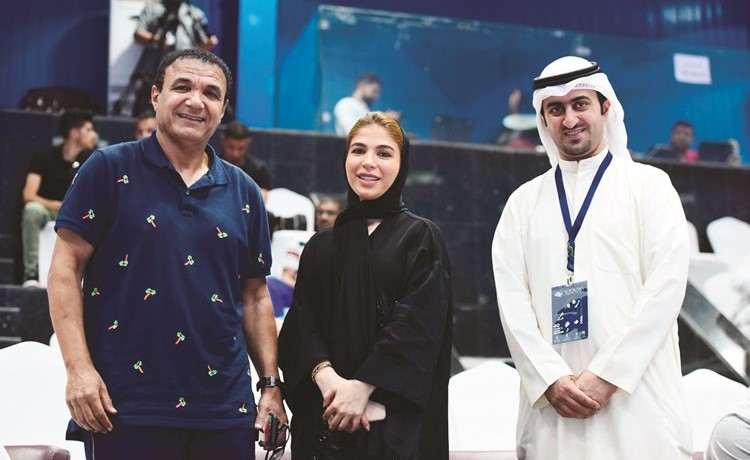 عبدالله الروضان الى جانب ميعاد العمادي والمعلق المصري أحمد الطيب ﻿
