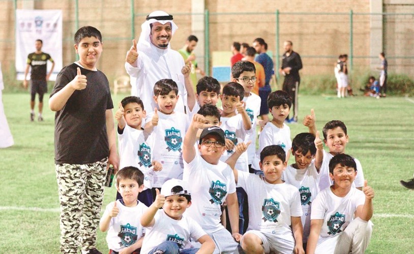 النائب ماجد المطيري مع مجموعة من اللاعبين البراعم﻿
