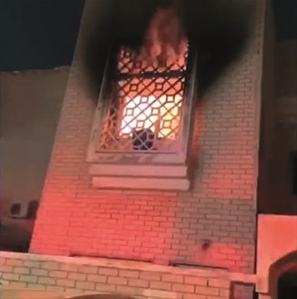 النيران تندلع من إحدى نوافذ منزل الواحة﻿