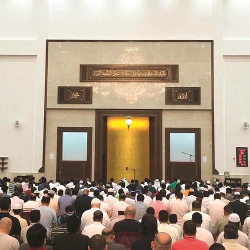 مشاري العفاسي يؤم جموعا غفيرة تحرص على الصلاة بمسجد الزبن يوميا خلال الشهر المبارك﻿