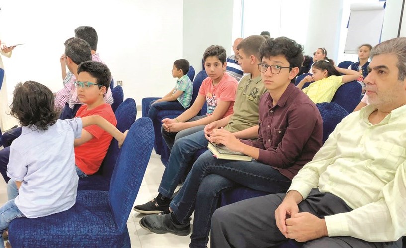 جانب من حضور الأطفال وعائلاتهم خلال مسابقة حفظ القرآن الكريم﻿