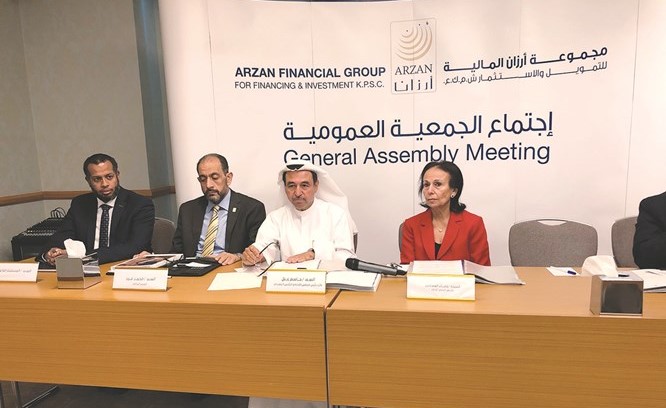 وفاء القطامي وجاسم زينل خلال الجمعية العمومية﻿